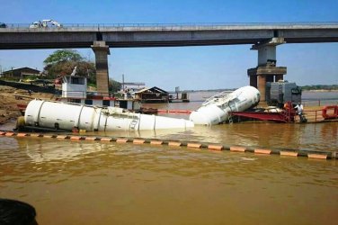 Caminhão que transporta combustível cai no rio quando entrava na balsa - FOTOS