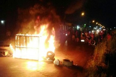 INDIGNAÇÃO - População faz protesto em bairro da capital pedindo melhorias urgente