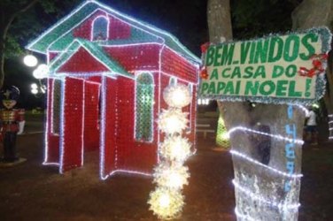 Decorações natalinas são furtadas de praça pública