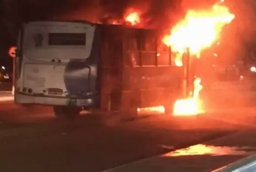 Ônibus coletivo pega fogo na Avenida Jorge Teixeira - VIDEO