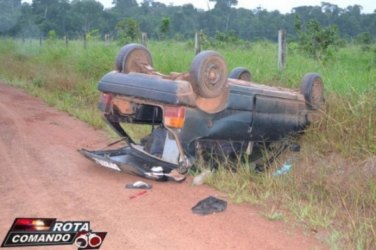 Veículo capota e deixa duas pessoas gravemente feridas 