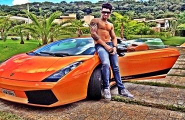 CAIU - Lamborghini laranja de Gusttavo Lima é recolhido por policiais militares