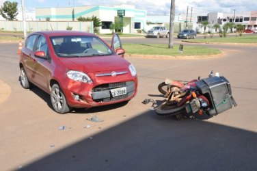 Colisão entre carro e moto deixa um ferido