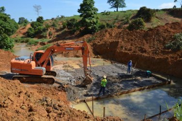 Prefeitura substitui ponte de madeira na Linha C-65