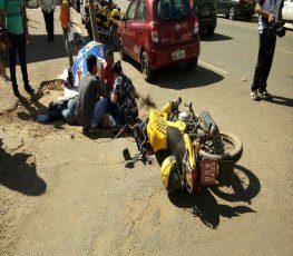 Condutora de Hilux invade preferencial e deixa mototaxista gravemente ferida