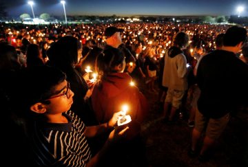 Luto e dor marcam vigília pelas vítimas do massacre em escola dos Estados Unidos