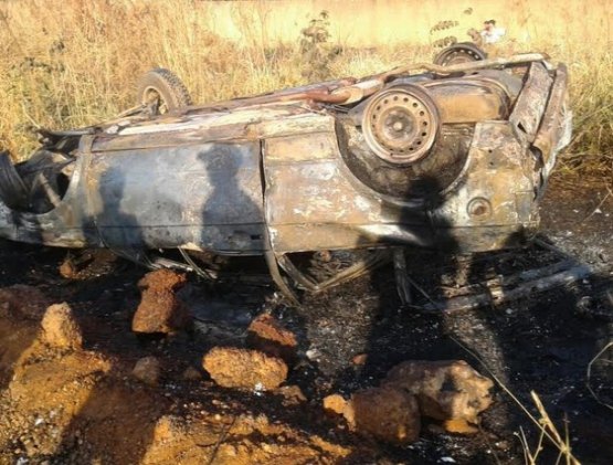 Carro pega fogo depois de capotar com quatro pessoas