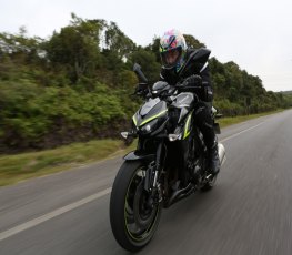 TESTE: Nova Kawasaki Z1000R tem upgrade de suspensão e freio