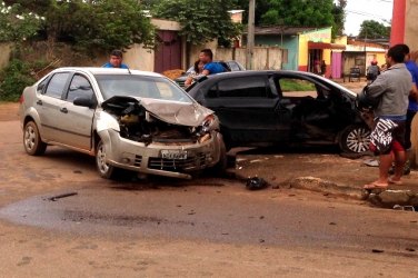 Motorista avança cruzamento e provoca forte colisão; um dos carros atinge muro de academia