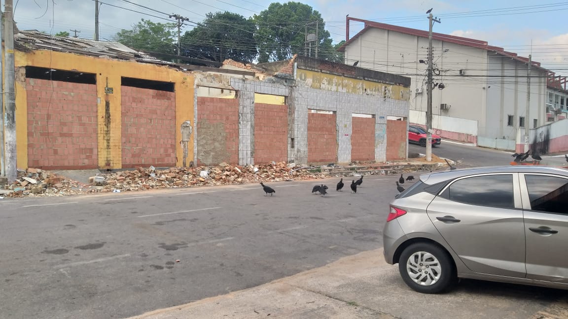 APÓS DENÚNCIAS: Prédios abandonados começam a ser fechados no centro de Porto Velho