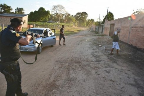 Polícia desarticula comércio de drogas e prende dupla