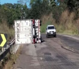 Carreta com carga de carne tomba na ‘Curva da Morte’