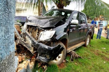 Motorista perde controle e derruba muro de delegacia com caminhonete