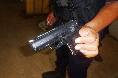 Homem tenta arrebatar colega preso usando arma de brinquedo
