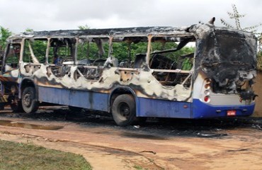 MOTOTAXI - Ônibus coletivo é incendiado durante a noite na capital - Veja Vídeo