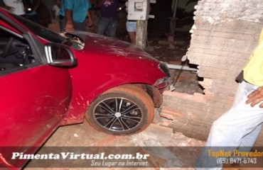 Pimenta Bueno - Motorista perde controle de carro e bate em muro