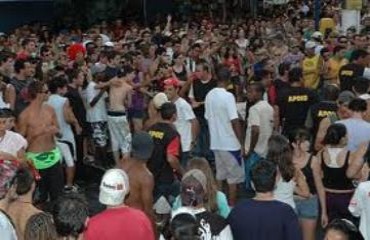 BADERNA - Foliões quebram conveniência na Calçada da Fama após briga generalizada no carnaval