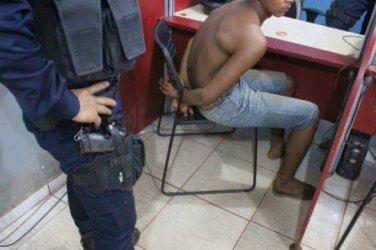 Adolescente armado é apreendido por ameaçar pessoas em via publica