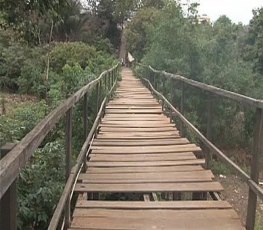 NA PONTE  - Assaltante esfaqueia e morde vítima durante assalto
