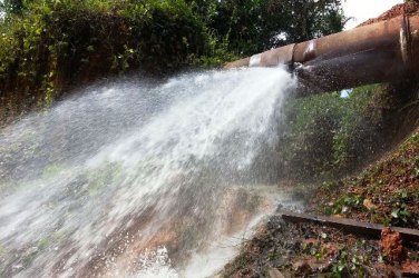 PREJUÍZO – Cano de adutora permanece estourado há mais de uma semana