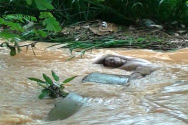 Corpo é encontrado boiando em córrego da zona Leste da capital