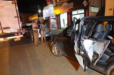 Caminhão acerta porta aberta por motorista em frente ao Park Shopping Vilhena