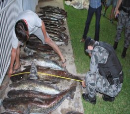 Polícia detém e autua homens com pesca irregular 