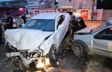 ACIDENTE  - Carro de Jornalista colide com Camaro em alta velocidade durante a madrugada, estado de saúde é grave 