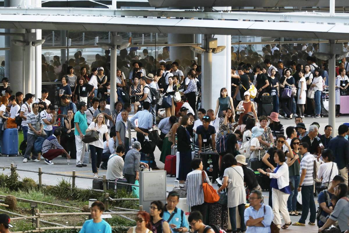 FENÔMENO: Tufão mata 11 no Japão e deixa 3.000 turistas isolados em aeroporto