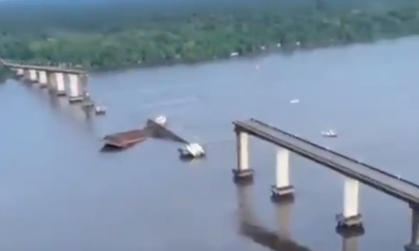 COLISÃO: Balsa bate em pilar e derruba ponte; bombeiros procuram por vítimas