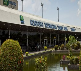 Haitianos deixados por empresa aérea protestam em aeroporto