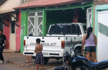 FALTA DE SINALIZAÇÃO - Caminhonete invade residência após colidir com outro veiculo - Fotos