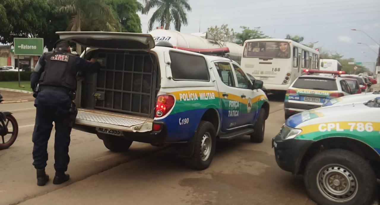 SUSPEITO DE ROUBOS: Adolescente joga revólver em quintal de residência ao ver a PM, mas acaba detido