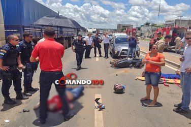 Mulher morre atropelada por carreta