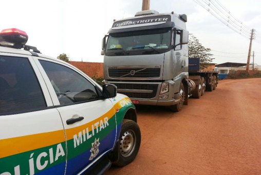 Caminhoneiro é encontrado morto em veículo  na Estrada do Belmont