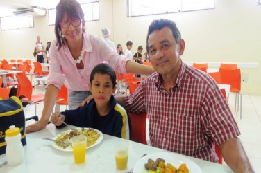 Pais se ajustam para almoçar com filhos no Colégio Objetivo 