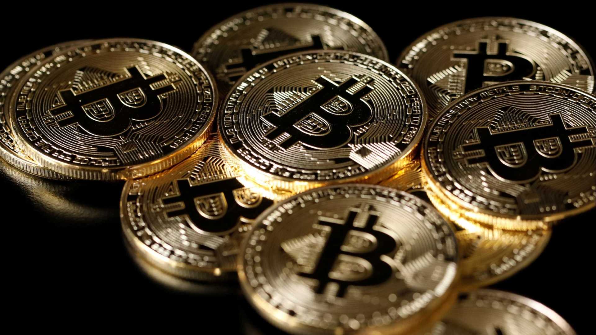 Bitcoin continua em queda livre e tem menor valor desde 2013