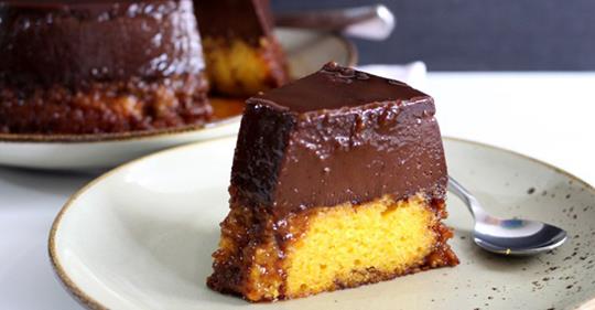 ÁGUA NA BOCA: Receita de bolo de cenoura com pudim de chocolate que desmancha na boca