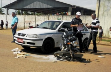 Acidente envolvendo carro e moto deixa duas mulheres feridas