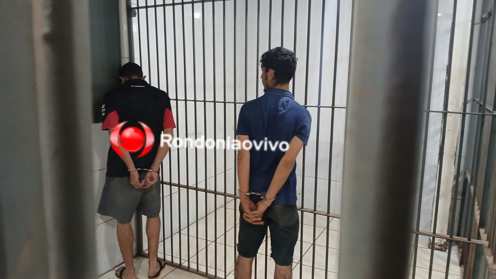 FLAGRANTE: Dupla de moto é presa após assaltar trabalhador na zona Leste 