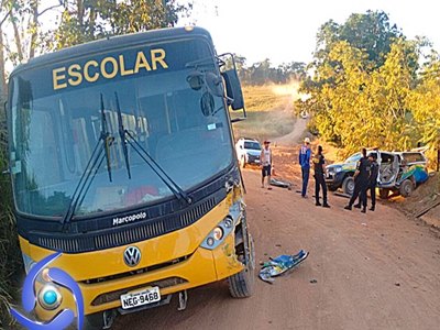 Colisão entre viatura da PM e ônibus escolar deixa duas pessoas feridas