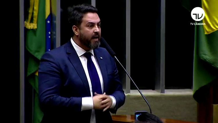 EXEMPLO: Léo Moraes está entre os vinte melhores deputados do Brasil