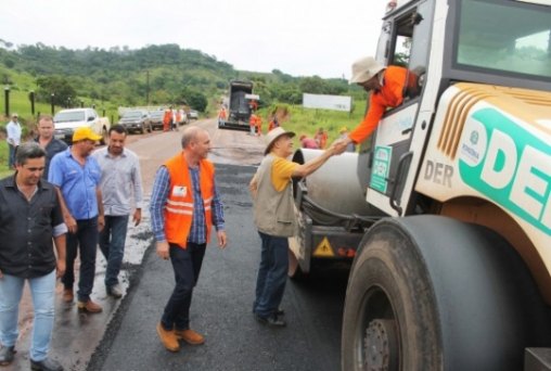 Mesmo no período de chuvas, governo mantém restauração de rodovia 