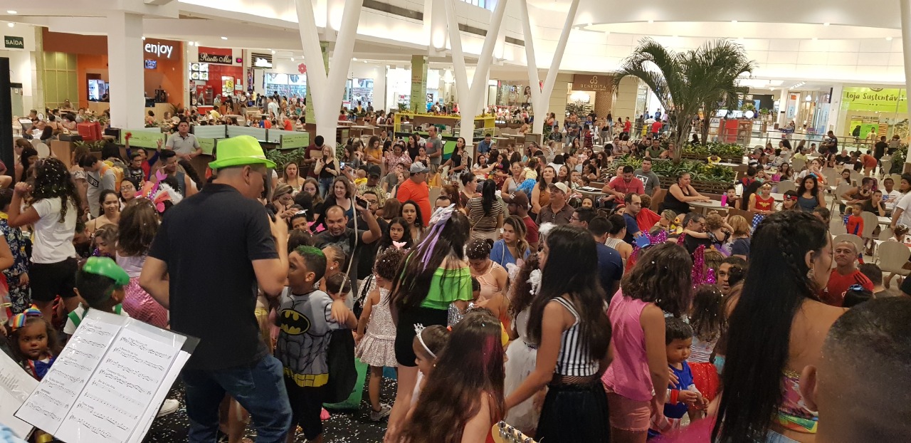 FOLIA: Banda do Vai Quem Quer Kids se apresenta no Shopping e faz sucesso entre a criançada