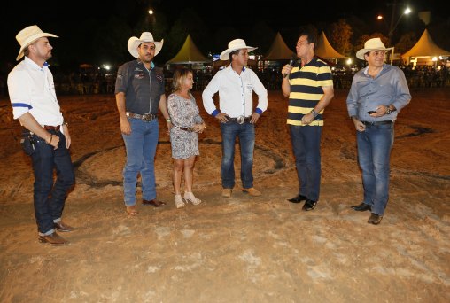 Maurão prestigia exposição agropecuária em Presidente Médici