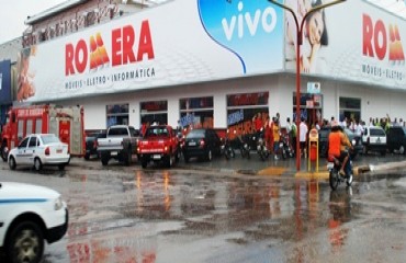 Teto de loja de móveis recém-inaugurada na capital desaba depois de chuva intensa - Confira fotos