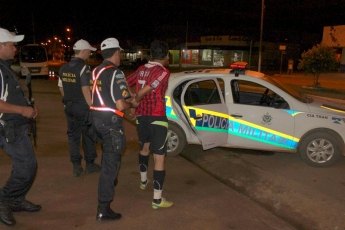 Trio é preso acusado de praticar arrastão em vias públicas