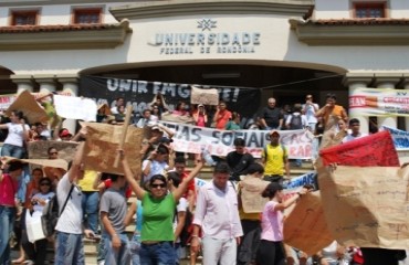 Comissão de acadêmicos ajusta documento de reivindicações após mais de 12 horas de reunião com reitoria da UNIR