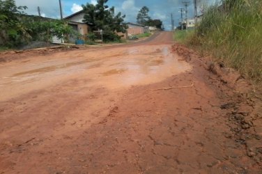 Rua asfaltada vira um grande atoleiro