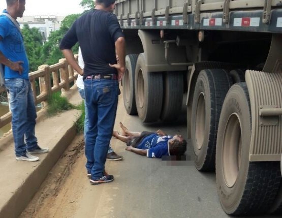 Homem cai da ponte e quase é esmagado por caminhão